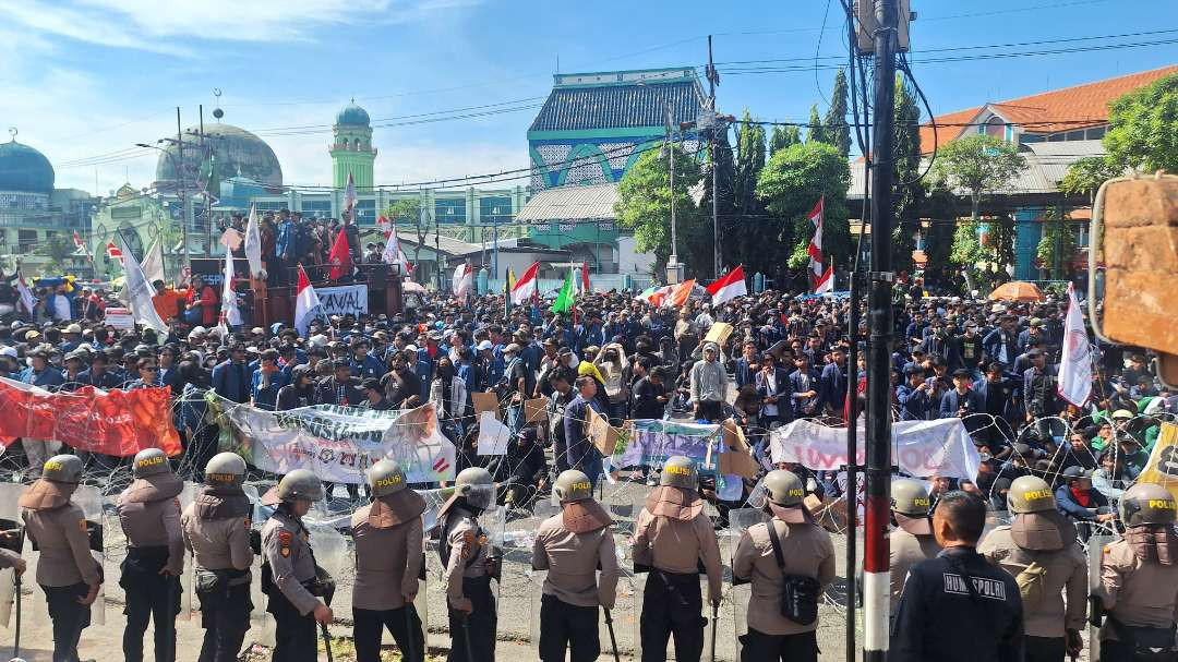 Lautan manusia dalam aksi unjuk rasa menolak revisi Undang-undang Pilkada dan mengawal Putusan MK Nomor 60 dan 70 Tahun 2024, di depan Gedung DPRD Jawa Timur, Jalan Indrapura, Surabaya, Jumat 23 Agustus 2024. (Foto: Julianus Palermo/Ngopibareng.id)