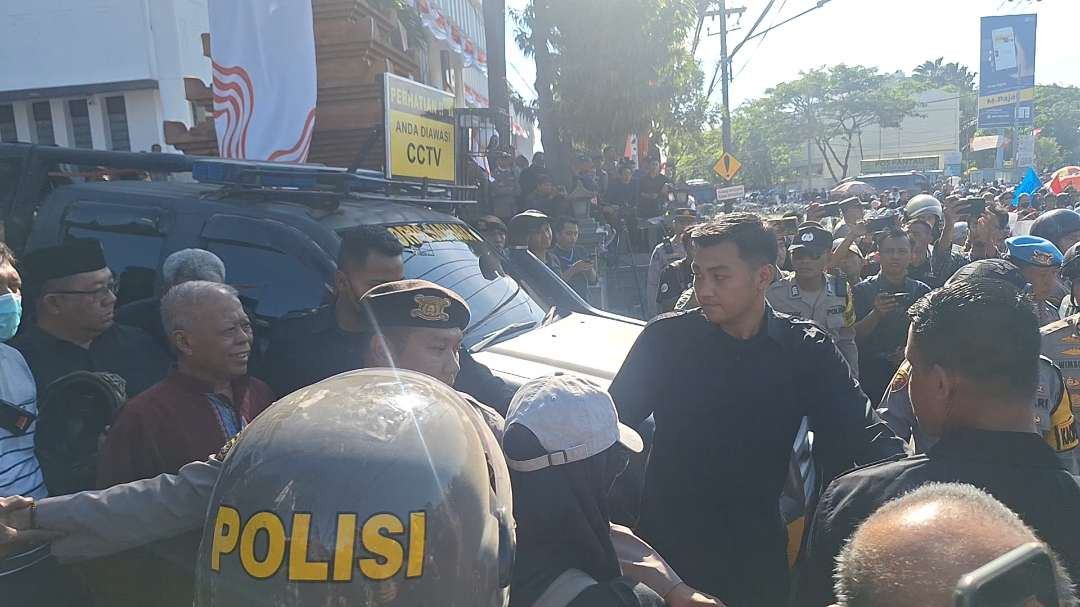 Ketua DPRD Jatim Kusnadi saat hendak menemui massa aksi yang menginginkan kehadirannya dalam demonstrasi di Gedung DPRD Jatim, Jalan Indrapura. (Foto: Julianus Palermo/Ngopibareng.id)