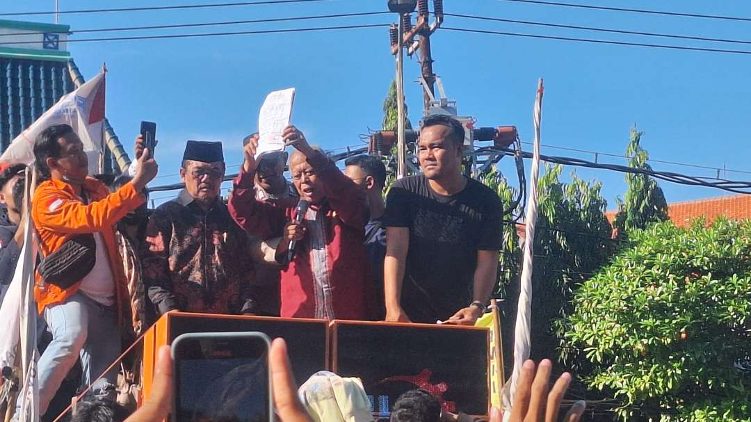 Ketua DPRD Jatim, Jatim Kusnadi menunjukkan nota kesepakatan terkait tuntutan untuk menolak perubahan UU Pilkada dan mengawal Putusan MK Nomor 60 dan 70 Tahun 2024. Berlokasi di halaman Gedung DPRD Jatim, Jalan Indrapura, Surabaya. (Foto: Julianus Palermo/Ngopibareng.id)