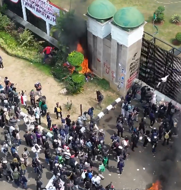 Aksi demo di depan Gedung DPR RI di Jakarta, yang berakhir ricuh pada Kamis 22 Agustus 2024. (Foto: tangkapan layar)