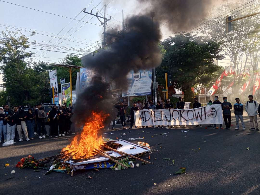 Aksi mahasiswa saat membakar ban di perempatan jalan, usai aksi di depan gedung DPRD Lamongan, Jawa Timur, Jumat 23 Agustus 2024. (Foto: Imron Rosidi/Ngopibareng.id)