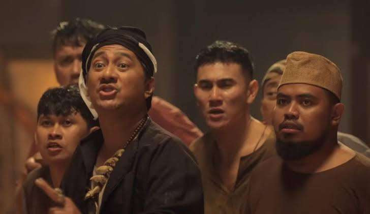 Salah satu adegan dukun Andre Taulany di film Kang Mak from Pee Mak. (Foto: Falcon Pictures)