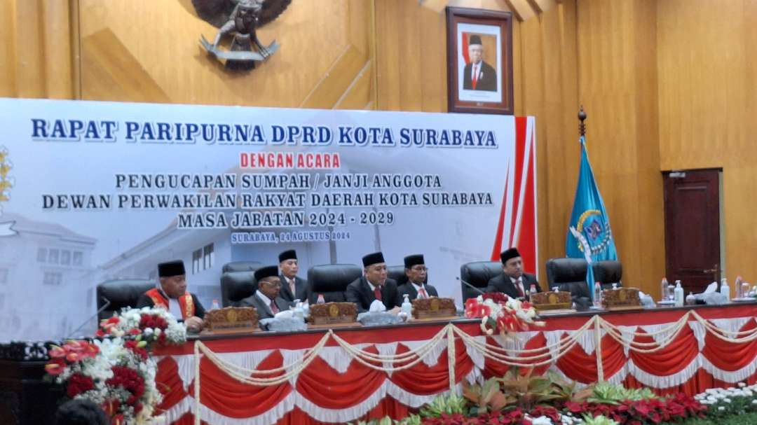 Adi Sutarwijono dan Bahtiyar Rifai (kanan) saat duduk di kursi pimpinan sementara DPRD Kota Surabaya, berdampingan dengan Walikota Surabaya Eri Cahyadi dan Wakilnya Armuji, serta Kepala PN Surabaya Dadi Rachmadi. (Foto: Julianus Palermo/Ngopibareng.id)