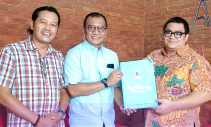 Bambang Siekwaanto (tengah) mantan Sekda dan Pj Bupati Bondowoso menerima surat rekomendasi dukungan maju cabup Pilkada Bondowoso 2024(Foto:(Foto: Humas Gelora Bondowoso)