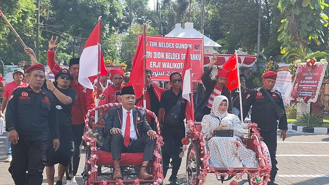 Anggota DPRD Kota Surabaya dari PDI Perjuangan, Tri Didik Adiono beserta istrinya diboyong menggunakan becak ke Gedung DPRD Kota Surabaya, jelang pelantikan hari ini. (Foto: Julianus Palermo/Ngopibareng.id)