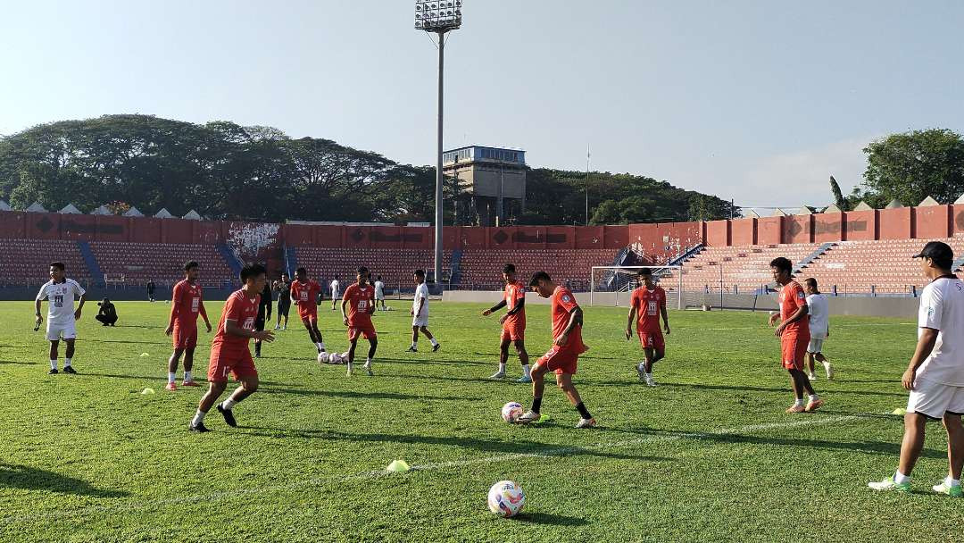 Tim Malut United FC jajal Stadion Brawijaya Kediri sehari sebelum laga melawan tim tuan rumah Persik Kediri (Foto: Fendi Lesmana/Ngopibareng.id)