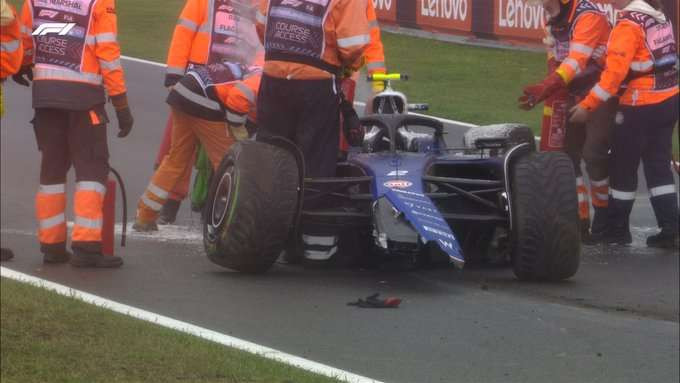 Mobil Logan Sargeant dari Williams mengalami kebakaran setelah menabrak dinding pembatas. (Foto: X/@F1)