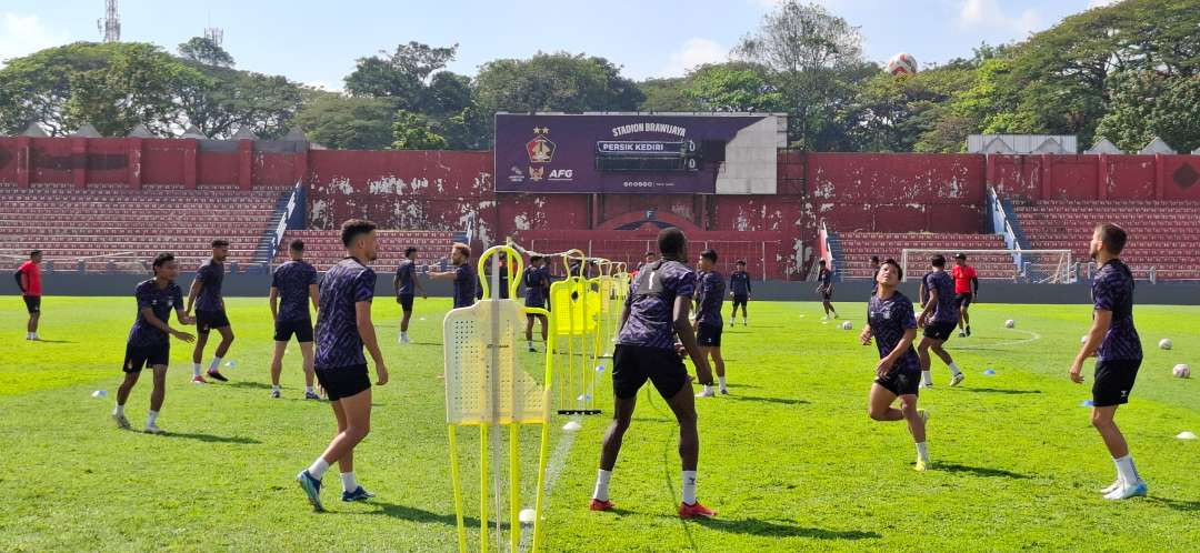 Jelang laga lawan Malut United Persik Kediri latihan di Stadion Brawijaya (Foto: Fendi Lesmana/Ngopibareng.id)