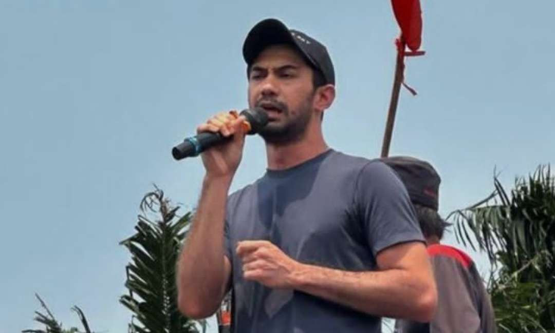 Aktor Reza Rahadian saat orasi dalam aksi massa menolak revisi Undang-undang Pilkada di depan pagar Gedung DPR RI, Senayan, Jakarta, Kamis 22 Agustus 2024. (Foto: Istimewa)