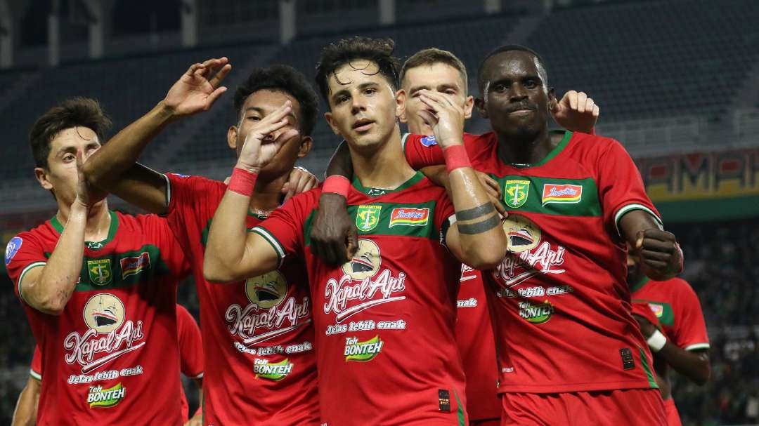 Pemain Persebaya, Bruno Moreira dan rekan-rekannya melakukan selebrasi usai menjebol gawang Barito Putra di Stadion Gelora Bung Tomo, Surabaya, Jumat 23 Agustus 2024. (Foto: Fariz Yarbo/Ngopibareng.id)