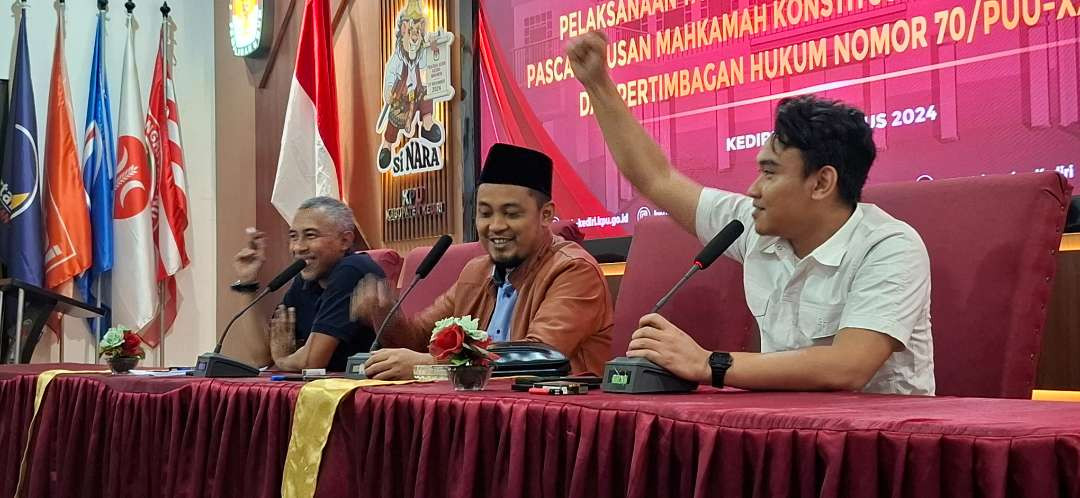 Ketua KPU Kabupaten Kediri Nanang Qasim didampingi anggota komisioner dan anggota Bawaslu. (Foto: Fendhy Lesmana/Ngopibareng.id)