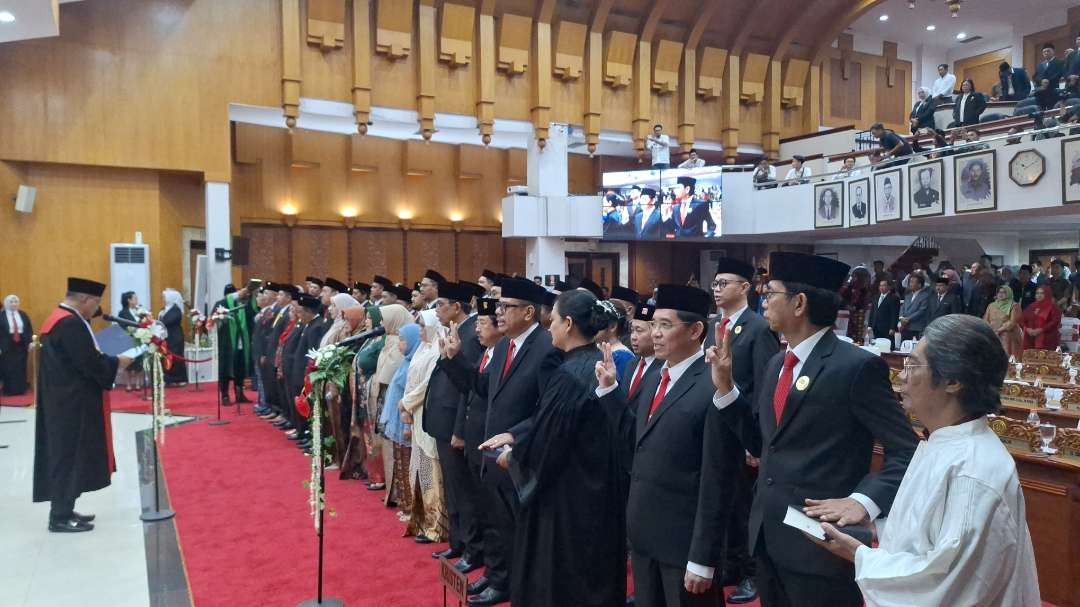 Sebanyak 50 anggota DPRD Kota Surabaya periode 2024-2029, mengucapkan janji jabatan dipandu oleh Kepala Pengadilan Negeri (PN) Surabaya Dadi Rachmadi, Sabtu 24 Agustus 2024. (Foto: Julianus Palermo/Ngopibareng.id)