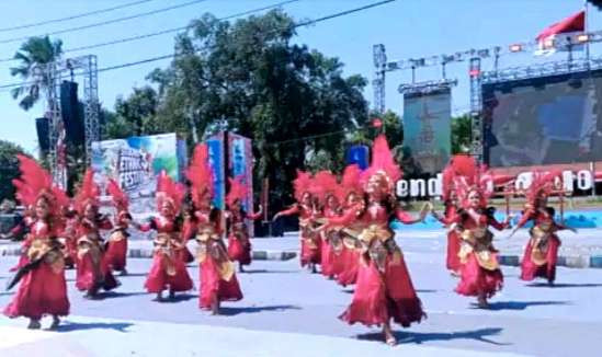 Tari tradisional Ritus Sang Dewi asal Situbondo, mengawali gelaran tari budaya Situbondo Ethnic Festival III 2024, Sabtu 24 Agustus 2024. (Foto: Diskominfo Situbondo)