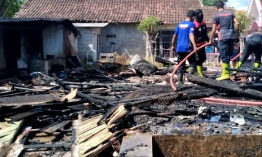 Rumah Miswari di Desa Panji Lor, Kecamatan Panji Situbondo terbakar hingga bangunan rata dengan tanah. (Foto: Humas BPBD Situbondo)