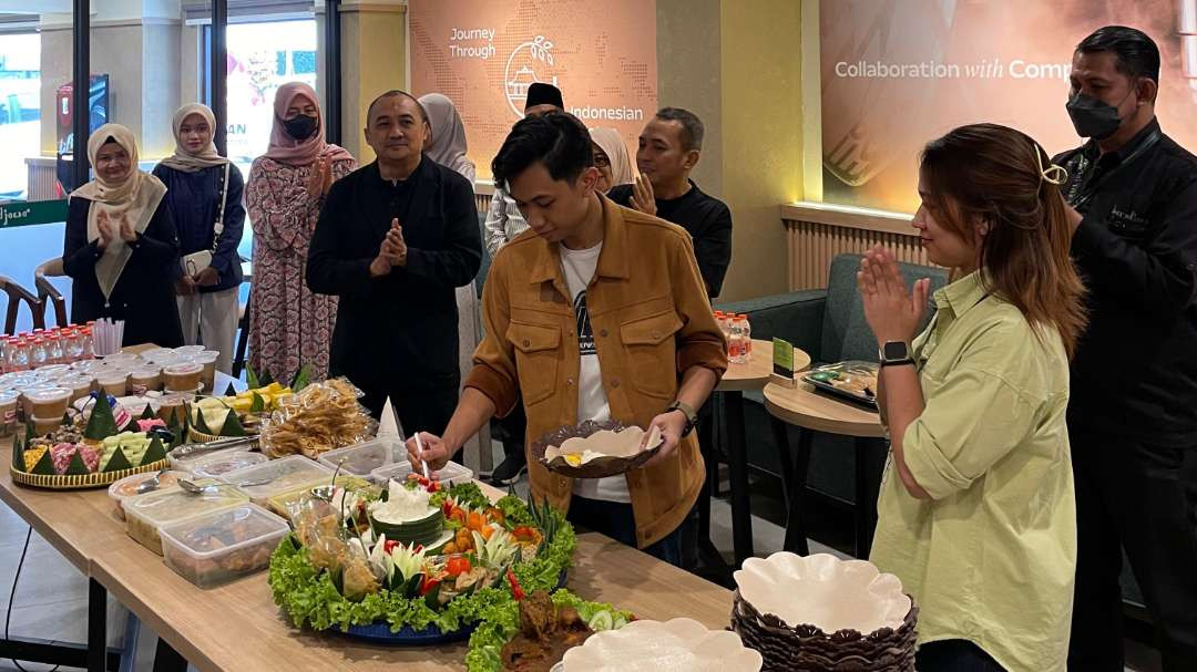 Pemotongan tumpeng jadi tanda dibukanya Baradjawa Coffee di Ranchmarket Pulosari, Malang, Jawa Timur, Minggu 25 Agustus 2024. (Foto: Istimewa)