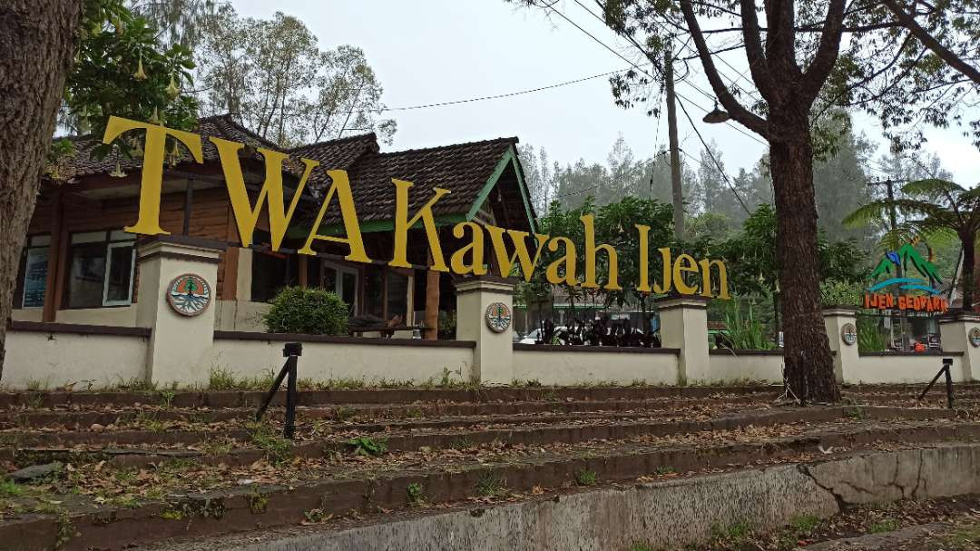 TWA Kawah Ijen masih belum dibuka untuk wisatawan meski status sudah normal. (Foto: Muh Hujaini/Ngopibareng.id)