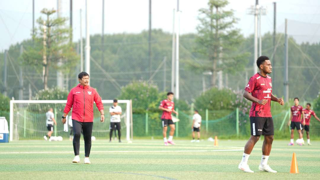 Pelatih Timnas Indonesia U-20 Indra Sjafri saat memimpin latihan. (Foto: PSSI)