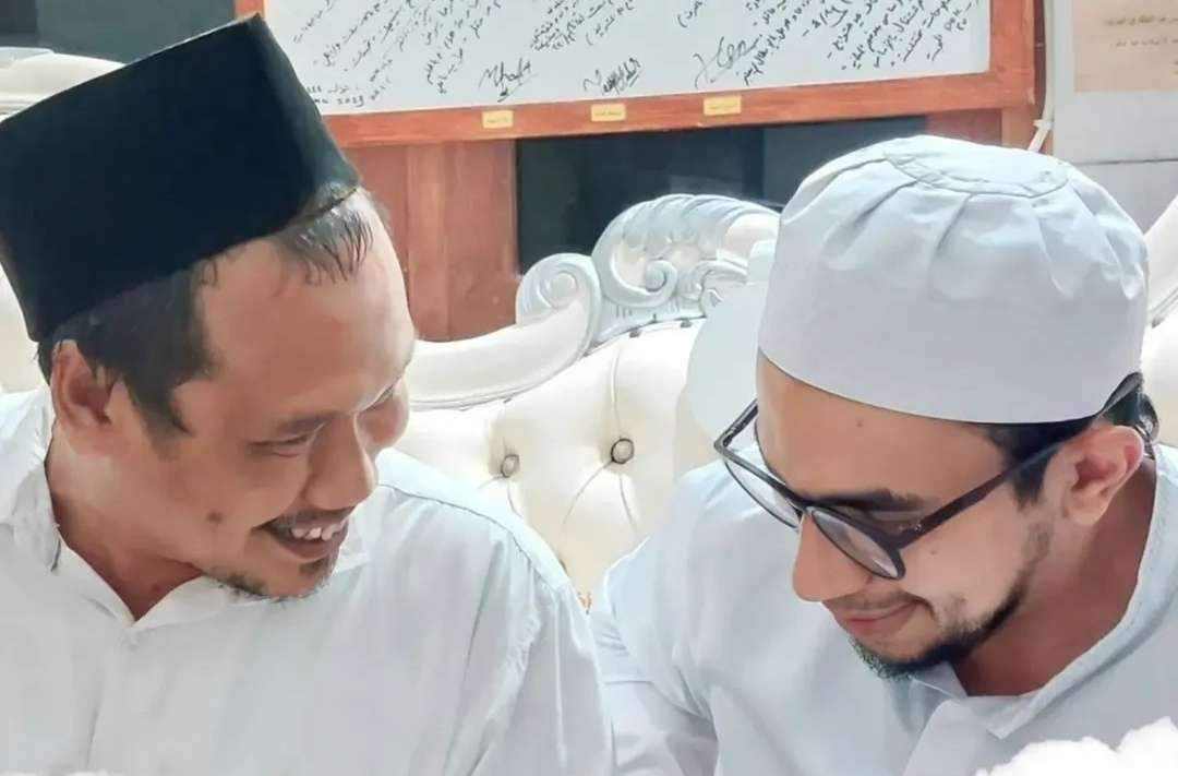 Gus Baha' alias KH Ahmad Bahuddin Nursalim bersama Ustaz Muhammad Al-Habsyi Solo. (Foto: dok/ngopibareng.id)