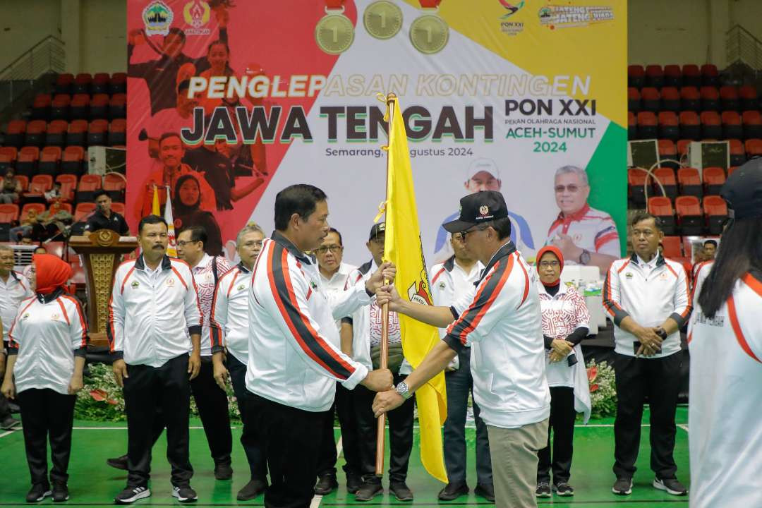 Pj Gubernur Jateng, Nana Sudjana melepas 1.141 kontingen Jateng  yang akan bertanding pada Pekan Olah Raga Nasional (PON) XXI tahun 2024. (Foto: Dok Prov Jateng)