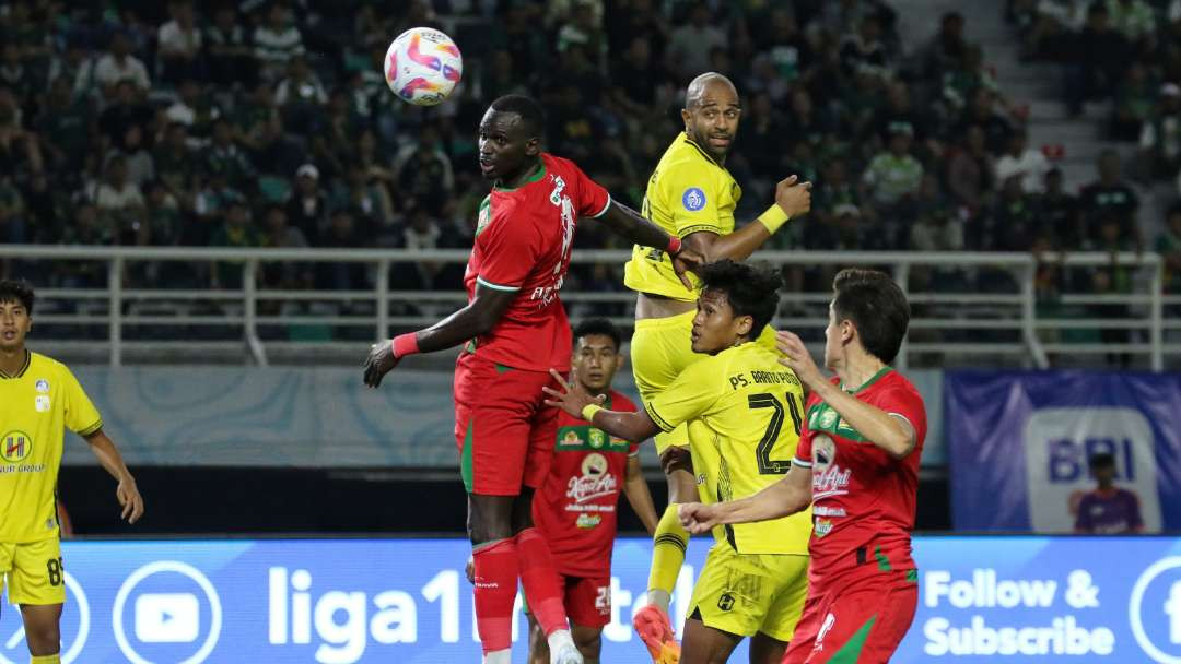 Striker Persebaya, Flavio Silva (kiri) saat melawan Barito Putra. (Foto: Fariz Yarbo/Ngopibareng.id)