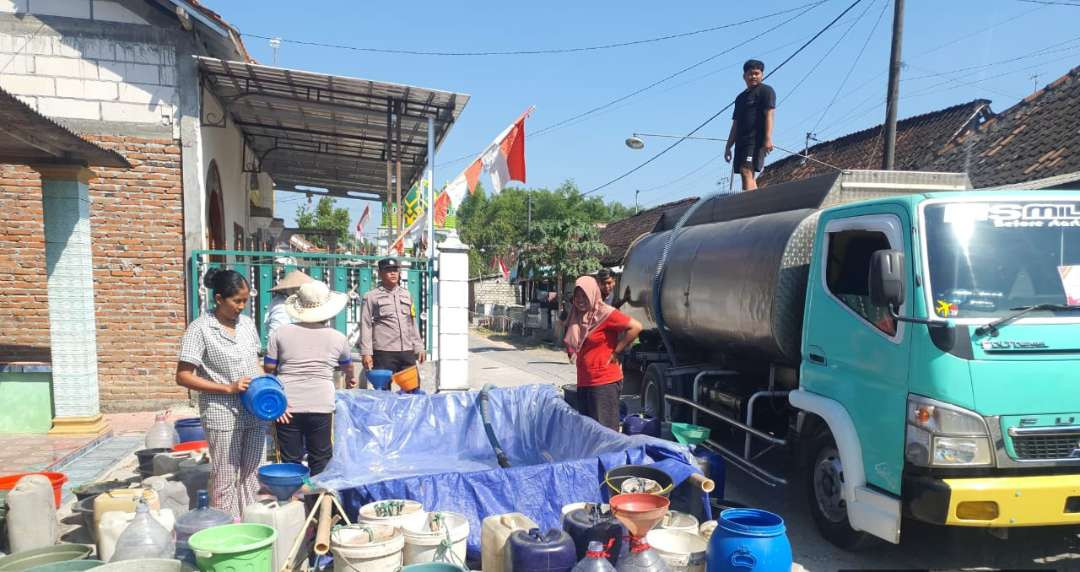 Warga Kecamatan Kepohbaru, Bojonegoro penerima bantuan air bersih. (Foto: dok. Polres Bojonegoro)