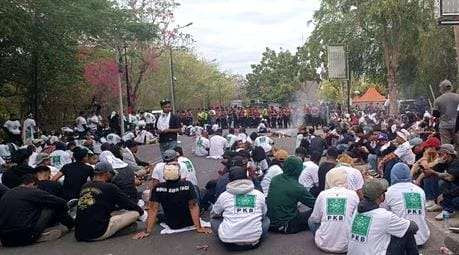 Ratusan Massa demonstrasi menolak penyelenggaraan Muktamar ke-6 PKB di Bali, Sabtu (24 Agustus 2024). (Foto: Imam for ngopibareng.id)