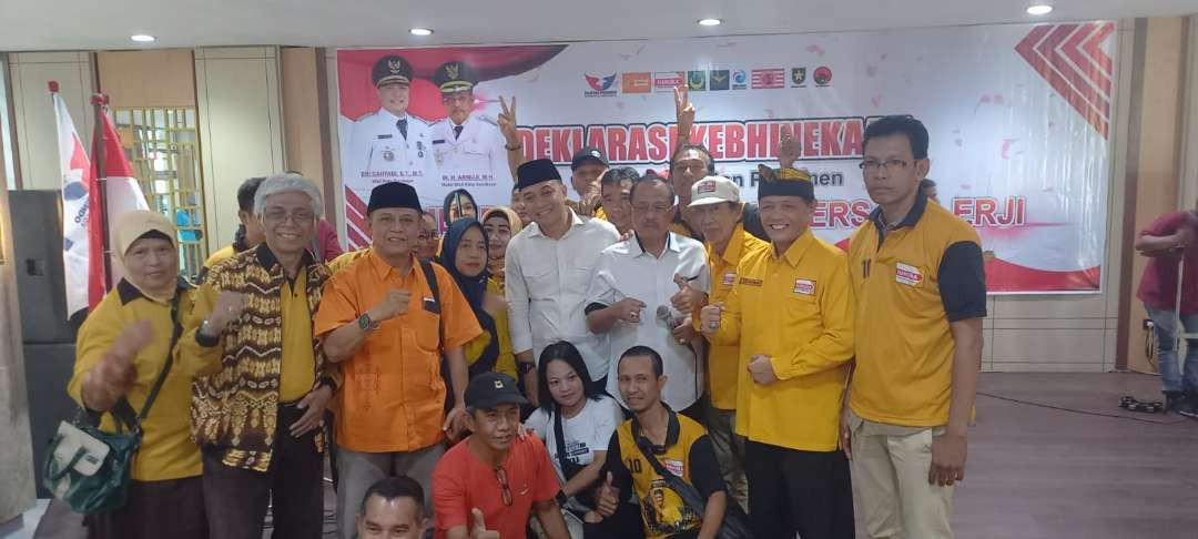 Petahana Eri Cahyadi-Armuji saat menghadiri acara deklarasi dukungan dari sejumlah partai politik non-parlemen untuk maju dalam Pilwali Surabaya 2024. (Foto: Julianus Palermo/Ngopibareng.id)