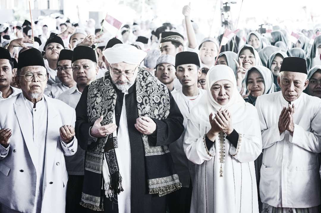 Syaikh Afeefuddin Al-Jailani bersama Hj Khofifah Indar Parawansa, Dewan Pembina Yayasan Khadijah Surabaya dan tokoh lainnya. (Foto: dok/ngopibareng.id)