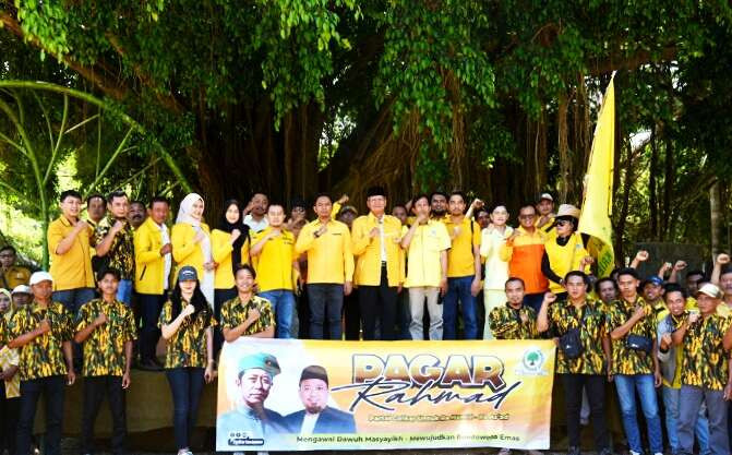 DPD Golkar Bondowoso deklarasi mendukung Ra Hamd - Ra Asy'ad pada Pilkada Bondowoso 2024 di bawah pohon beringin. (Foto: Guido/Ngopibareng.id).