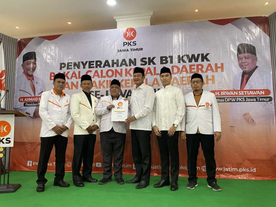 Pasangan Yes-Dirham menerima rekomendasi SK B1 KWK dari PKS yang diterimakan Ketua DPW PKS Jawa Timur. Irwan Setiawan. (Foto: Istimewa)