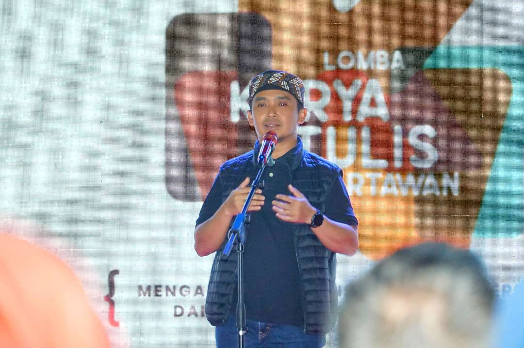 Wakil Walikota Pasuruan, Adi Wibowo dalam malam puncak gelaran Lomba Karya Tulis Wartawan (LKTW), Sabtu 24 Agustus 2024. Acara digelar di halaman Taman Kota. (Foto: Istimewa)