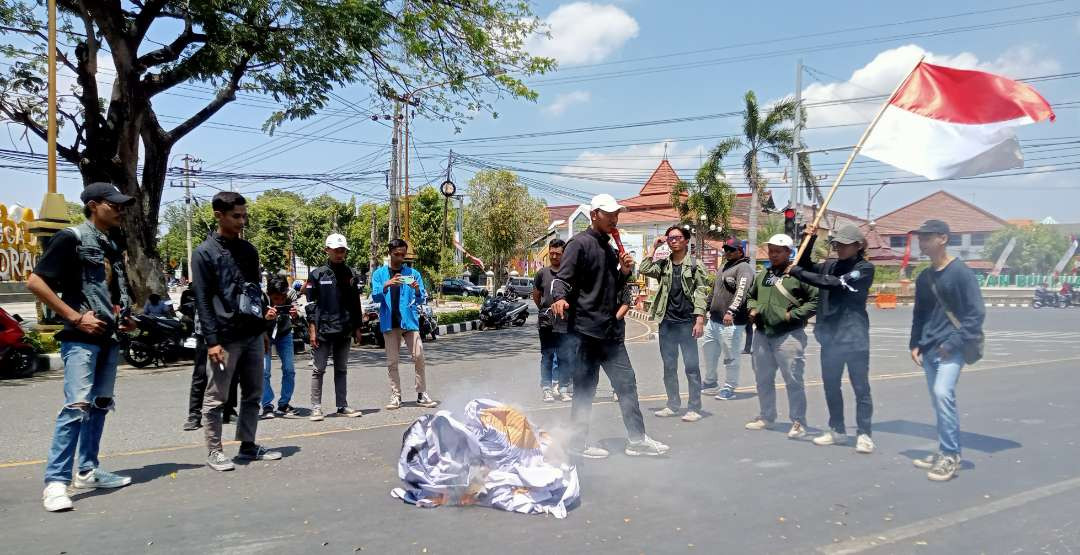 Aliansi BEM se-Tuban membakar spanduk dan poster saat aksi di depan Kantor DPRD Tuban (Foto: Khoirul Huda/Ngopibareng.id)