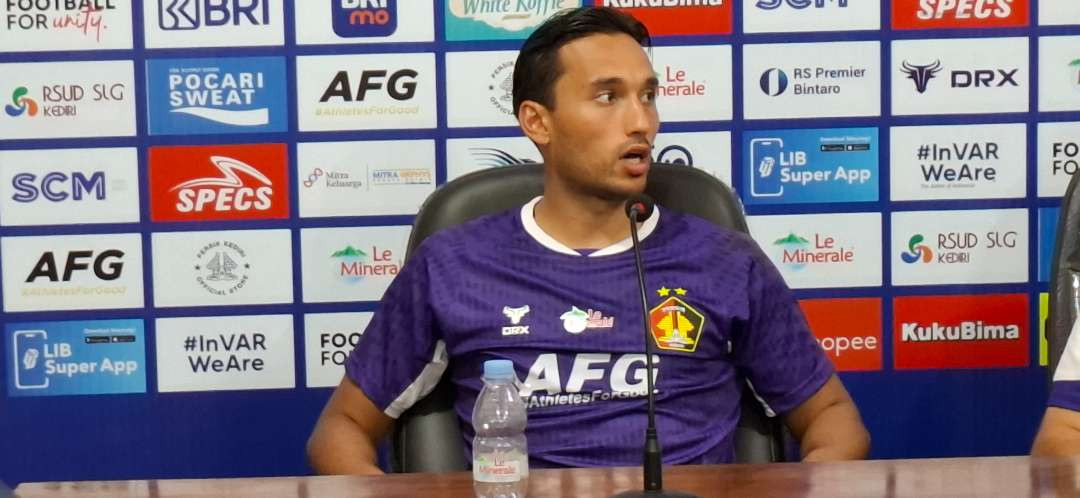 Penyerang Persik Kediri, Ezra Walian mengaku sulit menjebol gawang Malut United FC karena tim lawan menumpuk banyak pemainnya di lini belakang. (Foto: Fendi Lesmana/Ngopibareng.id)