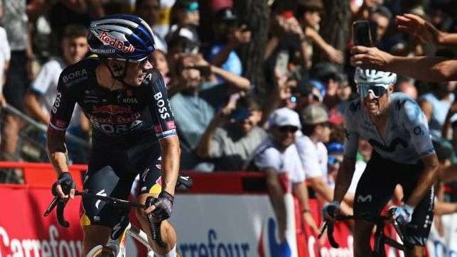 Primoz Roglic (kiri) berhasil menjadi jawara Vuelta a Espana etape 8 setelah meninggalkan Enric Mas (kanan) di tikungan terakhir. (Foto: Istimewa)