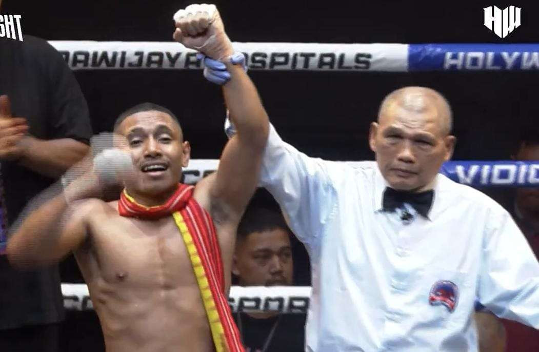 Rivaldo saat menghajar Ivo dalam pertandingan Tinju  profesional fight  ronde HSS Series  6 di Atlas Superclub Bali 25/8 2024 tadi malam. (Foto-foto: imam for ngopibareng.id)