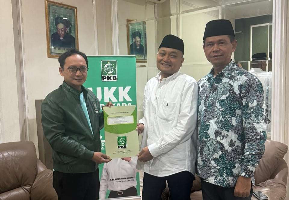 Sekjen DPP PKB, Hasanuddin Wahid menyerahkan surat persetujuan parpol KWK kepada  M. Ali Makki Zaini yang didampingi Ali Ruchi (Foto: Istimewa)