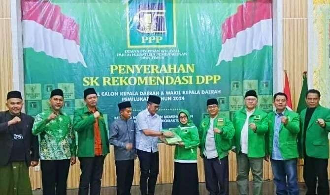 Pasangan Bambang Soekwanto-Gus Muhammad Baqir menerima surat rekomendasi dukungan PPP maju sebagai cabup-cawabup pada Pilkada Bondowoso 2024. (Foto: Humas PPP Bondowoso)