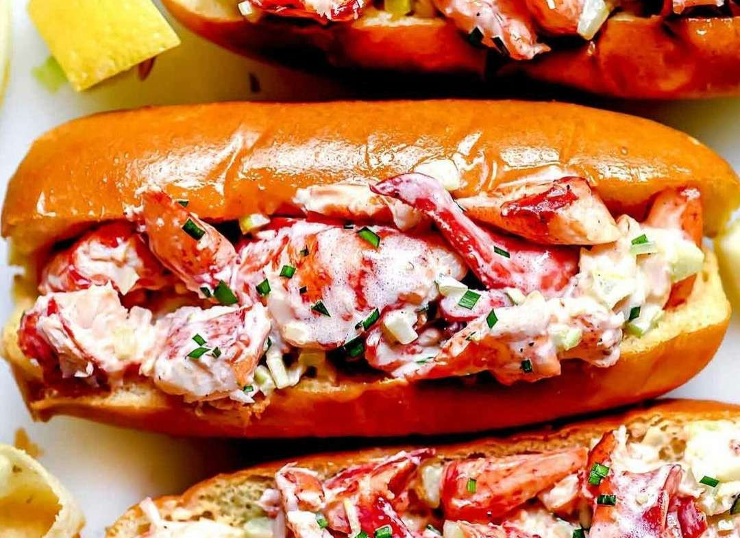 Lobster roll, roti yang di beli Erina Gudono dan dimakan Kaesang Pangarep di Los Angeles seharga Rp400 ribuan. (Foto: Instagram)