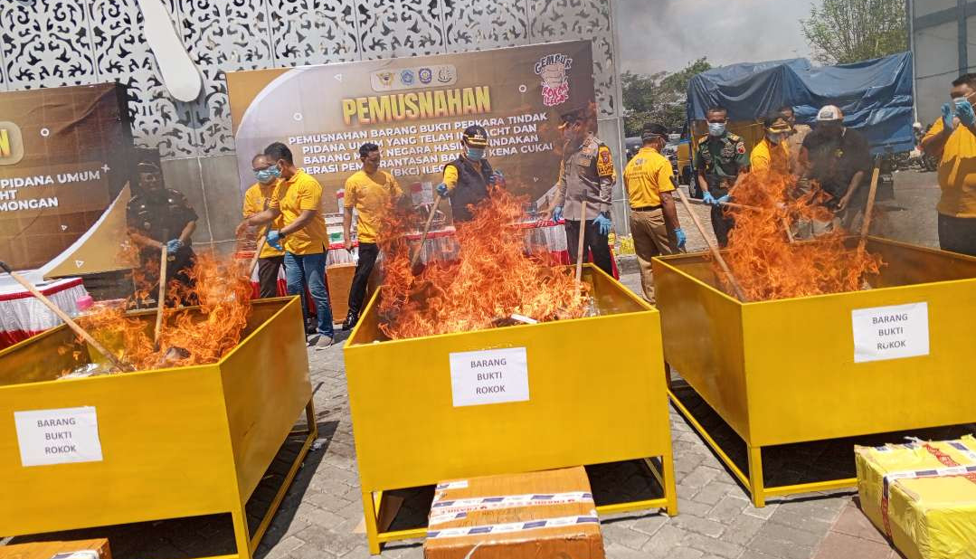 Bupati Lamongan bersama Kejaksaan Negeri Kabupaten  Polres Lamongan, Satpol PP, dan Kantor Pengawasan dan Pelayanan Bea dan Cukai (KPPBC) TMP B Gresik membakar barang bukti pelanggaran cukai (Foto :Imron Rosidi/ngopibareng.id)