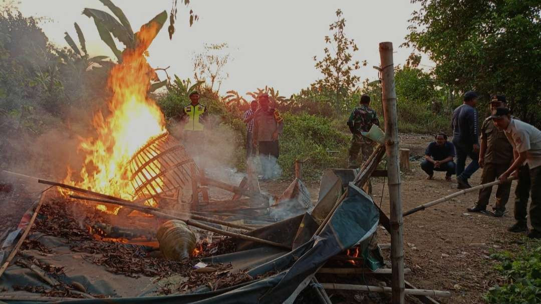 Petugas membakar Arena sabung ayam. (Foto: Deni Lukmantara/Ngopibareng.id)