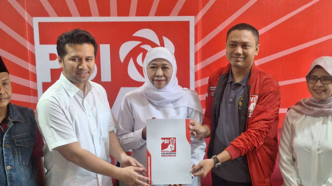 Bakal pasangan calon Gubernur dan Wakil Gubernur Jatim Khofifah Indar Parawansa-Emil Elestianto Dardak saat menerima formulir B1-KWK dari PSI, Senin 26 Agustus 2024. (Foto: Julianus Palermo/Ngopibareng.id)