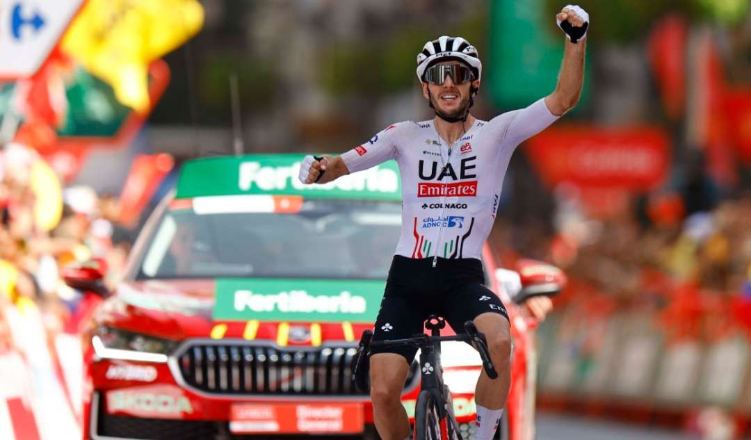 Adam Yates (UAE Team Emirates) berhasil menjadi juara Vuelta a Espana etape 9. (Foto: Istimewa)