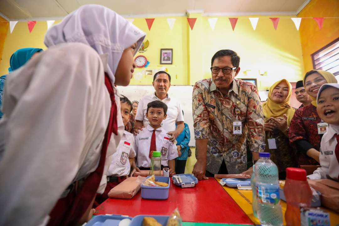 Nana Sudjana mengecek langsung pelaksanaan program Desa B2SA di SD Bedono II, Kecamatan Jambu,  Kabupaten Semarang, Selasa, 27 Agustus 2024. (Foto: Pemprov Jateng)