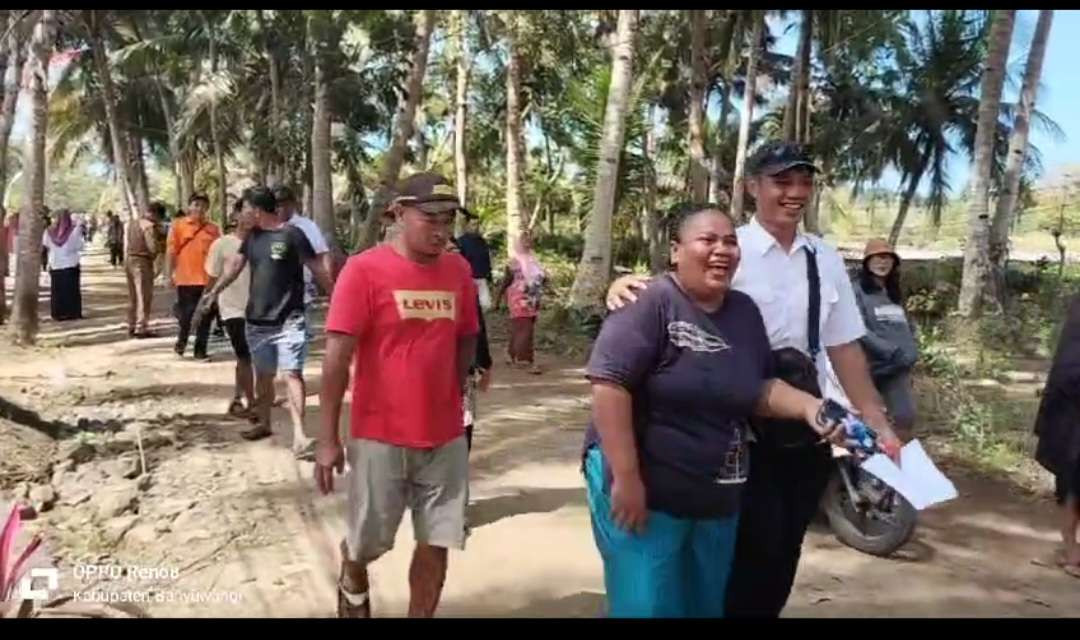 Warga melakukan simulasi evakuasi saat terjadi tsunami (Foto: Humas Pemkab Banyuwangi)