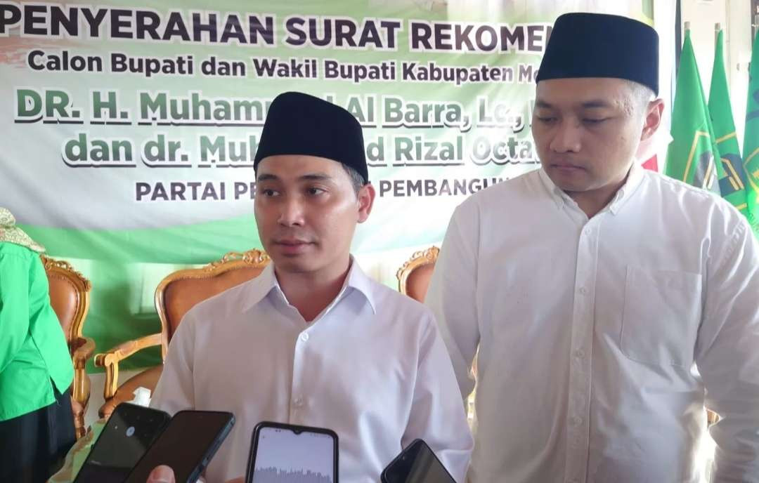 Pasangan Muhammad Al Barra dan dokter Rizal Octavian, saat diwawancarai wartawan.(Foto: Istimewa)