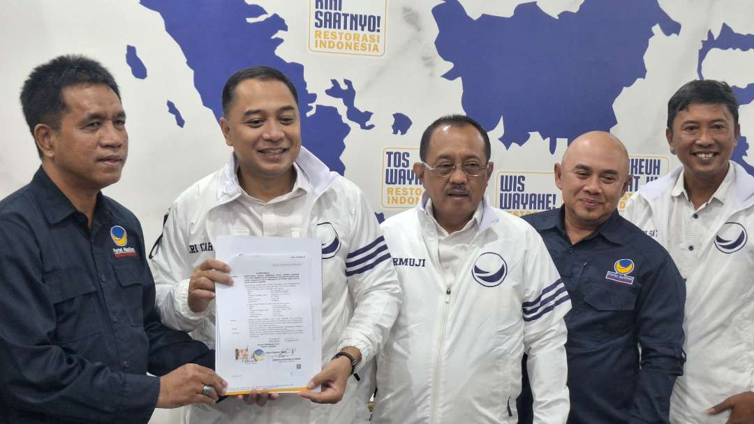 Pasangan petahana Eri Cahyadi-Armuji memperlihatkan surat B1-KWK atau rekomendasi yang diterima dari Partai NasDem, jelang detik-detik pendaftaran mereka ke KPU Kota Surabaya. (Foto: Julianus Palermo/Ngopibareng.id)