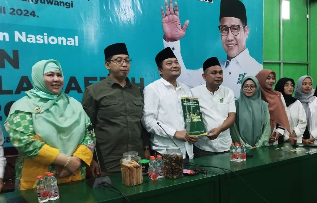 M. Ali Makki Zaini saat mendaftar sebagai cabup di Kantor DPC PKB Banyuwangi  (foto: Muh Hujaini)