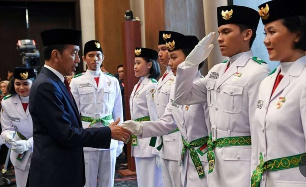 Presiden Jokowi didamping Ibu Negara Iriana, saat memberi ucapan selamat kepada anggota Paskibraka 2024. (Foto: Setpres)