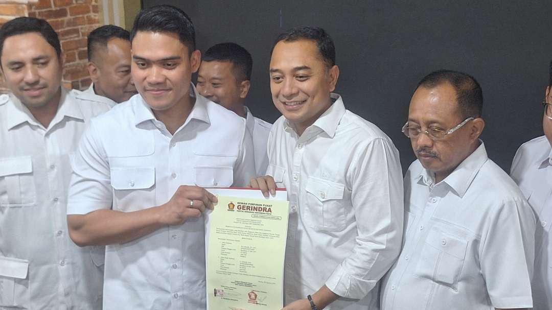 Pasangan petahana Eri Cahyadi-Armuji saat menunjukkan Surat B1-KWK atau rekomendasi yang diterbitkan Partai Gerindra untuk keduanya maju dalam Pilwali Surabaya 2024. (Foto: Julianus Palermo/Ngopibareng.id)