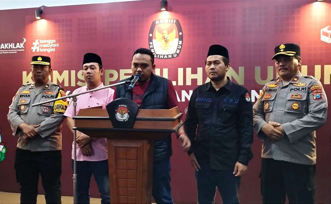 Ketua KPU Banyuwangi menyampaikan hasil pendaftaran di hari pertama (Foto : Muh Hujaini /Ngopibareng.id)